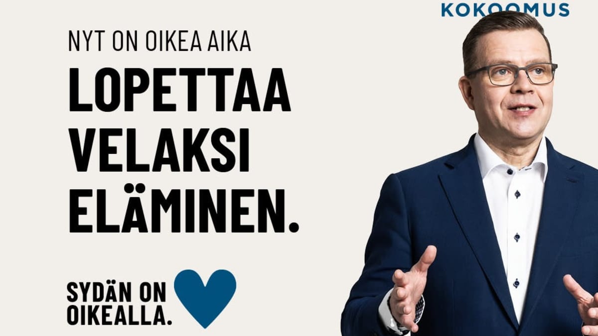 Petteri Orpon vaalimainos eduskuntavaaleissa 2023. Vasemmalla Orpon vaalilause "Nyt on oikea aika lopettaa velaksi eläminen". Oikealla Petteri Orpo puhumassa pukeutuneena siniseen pukuun ja valkoiseen kauluspaitaan.
