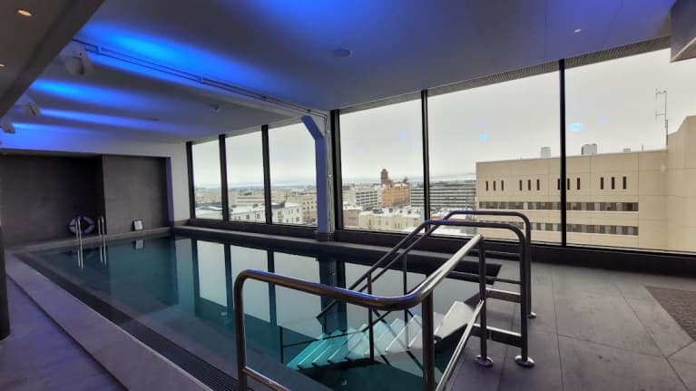 Hotellin kattokerroksessa oleva uima-allas jonka ikkunoista näkyy ulos
