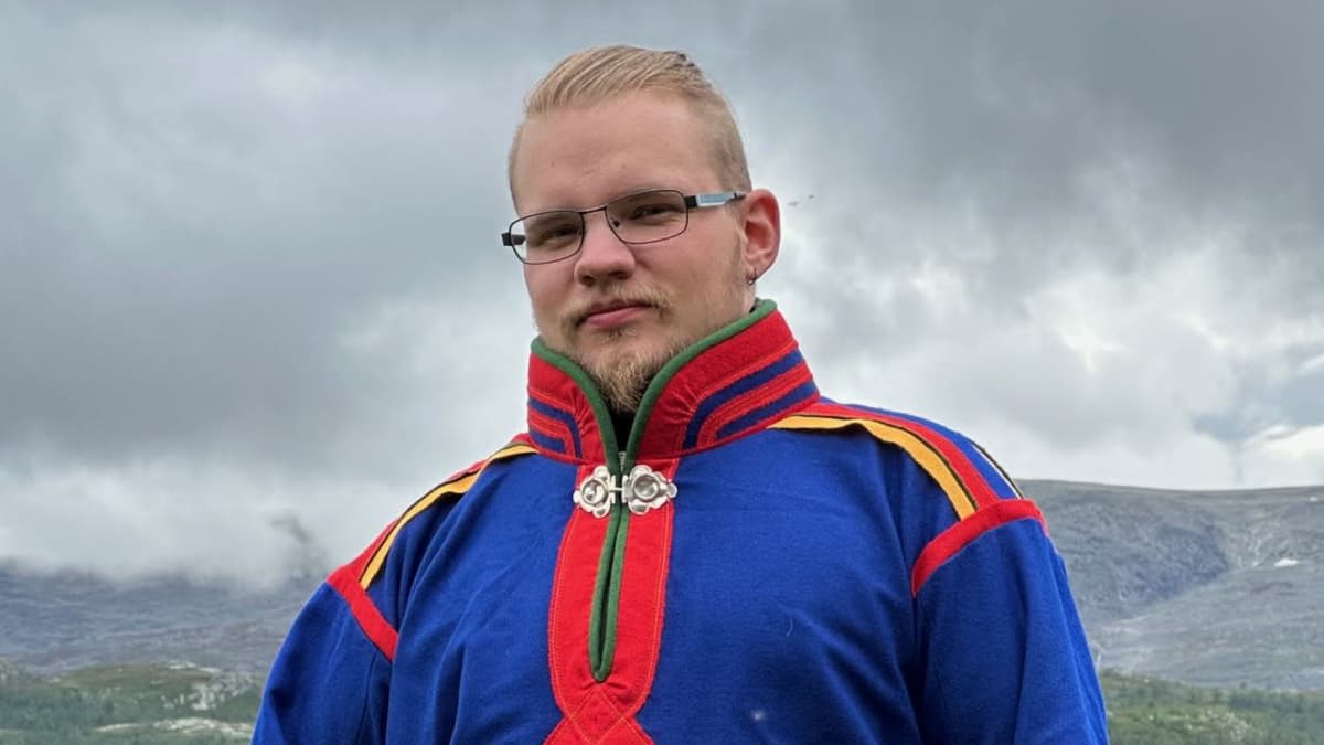 Björn Underdal poseeraa tunturin edessä Jukkasjärven mallisessa saamenpuvussaan. 