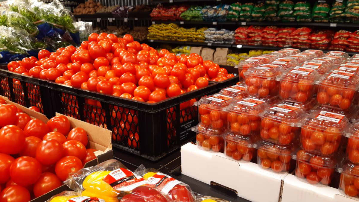 Tomaatteja kaupan hedelmä- ja vihannestiskillä.