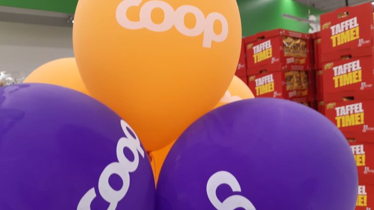 Coop-tuotteet hankitaan pohjoismaisten osuuskauppojen yhteistyönä, ja niitä myydään S-ryhmän ruokakaupoissa. Kuvassa Coop-mainosilmapallot.