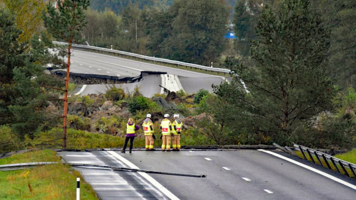 Pelastustyöntekijät kartoittavat vahinkoja valtatien sorruttua Stenungsundissa, Ruotsissa.