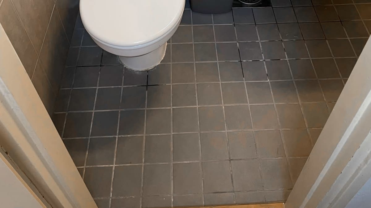Pienen asunnon yhdistetty wc ja kylpyhuone, nyt siistinä.