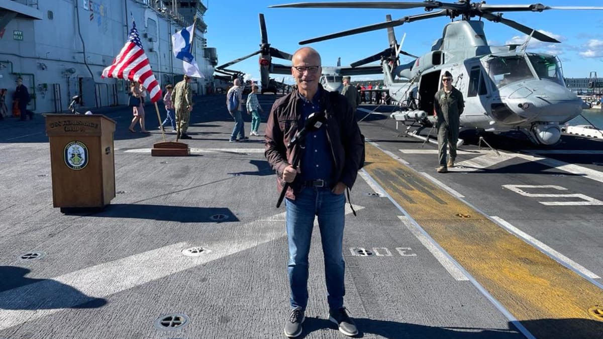 MIka Hentunen Yhdysvaltain maihinnousutukialuksen, USS Kearsargen kannella elokuussa 2022.