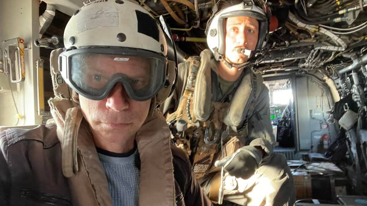 Yhdysvaltain kuljetuslentokone Osprey valmiina nousuun Ylen Nato-toimittaja kyydissään.