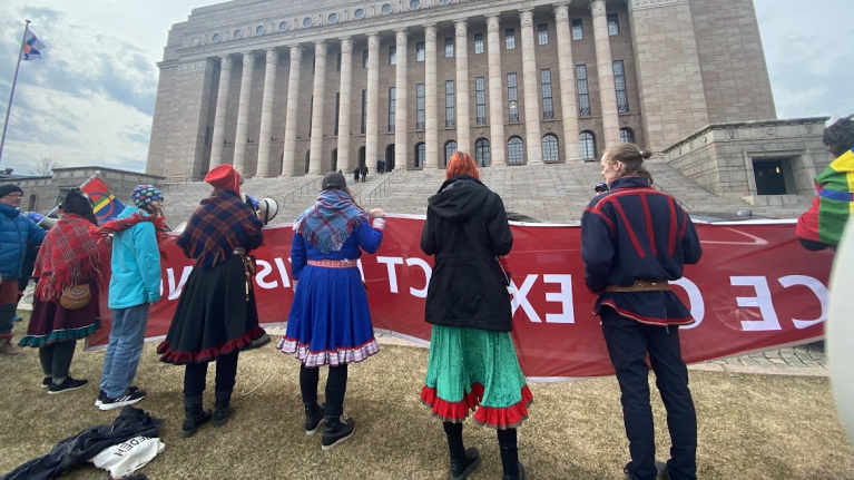 Sámenuoraid miellačájeheapmi Helssegis riikabeivviid olggobealde 13.4.2023.