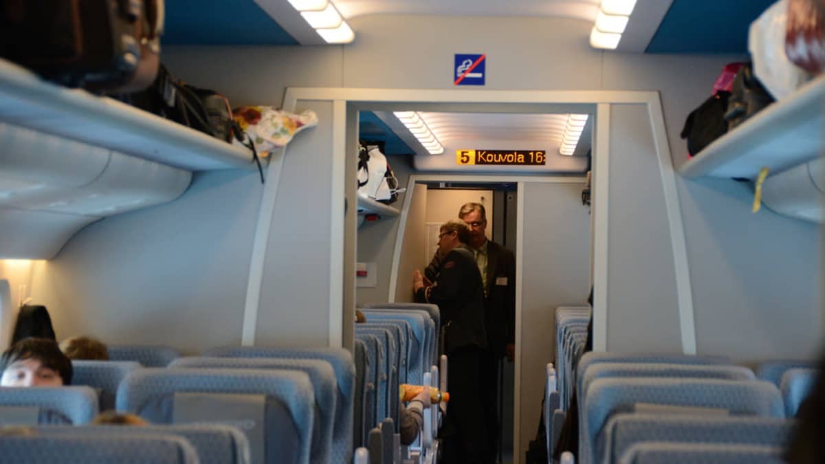 Suomalainen ja venäläinen konduktööri suorittavat tarkastusta Allegro-junassa. Kuva on vuodelta 2011.