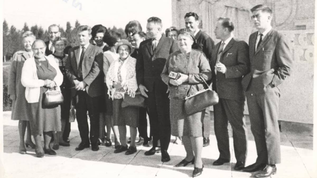 Mustavalkoisessa kuvassa hienosti pukeutuneita suomalaisia naisia ja miehiä poseeraa kameralle Leningradissa (nyk. Pietarissa) vuonna 1970.