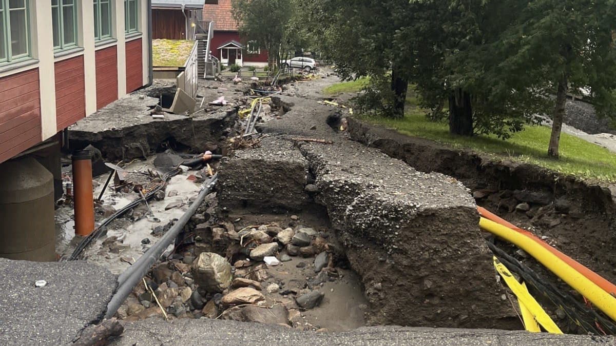 Tulvatuhoja Åressa. Asfaltti on revennyt monesta kohtaa ja maassa on suuria railoja.