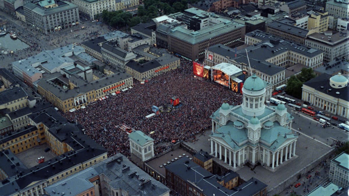 Leningrad Cowboysin ja Puna-armeijan kuoron yhteinen Helsinki-päivän konsertti käynnissä Senaatintorilla 12.6.1993.