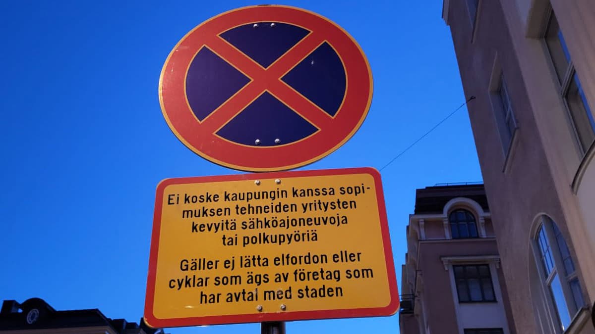 Kuvassa uusi puna-kelta-sininen liikennemerkki, joka määrittää sähköpotkulautojen pysäköinnin Helsingin keskusta-alueella.