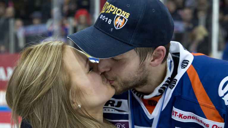 Jukka Peltola suuteli vaimoaan. 
