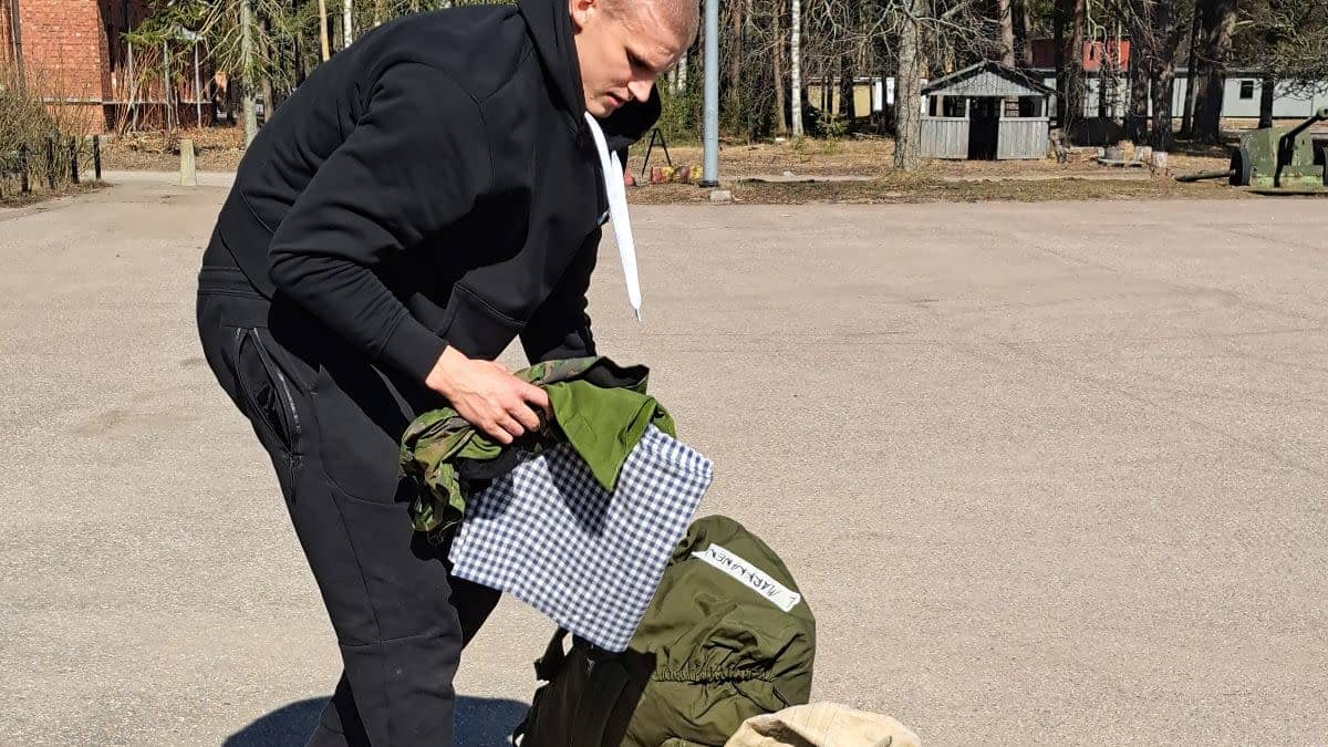Lauri Markkanen purkaa varusteitaan armeijassa.
