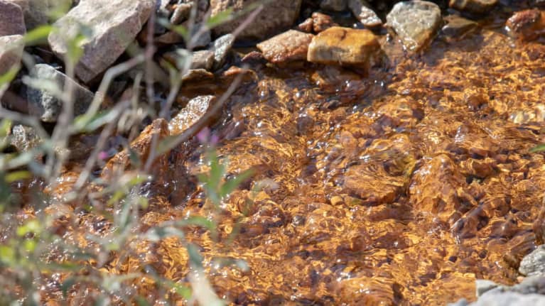 Kurikan Kyrönjokilaakson pohjavedessä on rautaa ja mangaania, jotka ovat värjänneet virtauspaikan ruskeaksi.