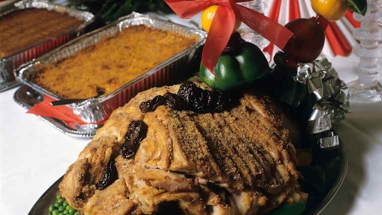 Ham is decorated on the Christmas table. Peas and boxes, for example a box of lantula, go well with ham. Photo: Helsinki City Museum / Volker von Bonin