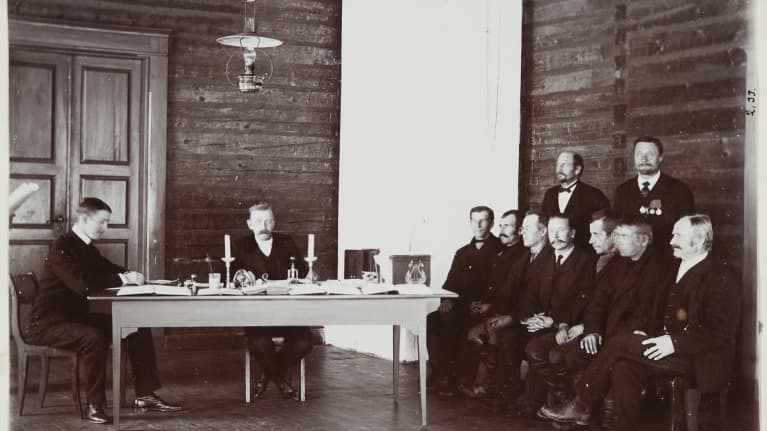 Juukan Käräjäoikeuden lautamiehet istuvat käräjiä vuonna 1907.