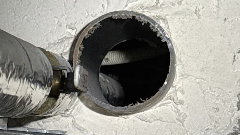 Kuva Palokatko Haatainen Oy:neria mataleista, jossa ilmenee puutteellisia palokatkojen eristyksiä.