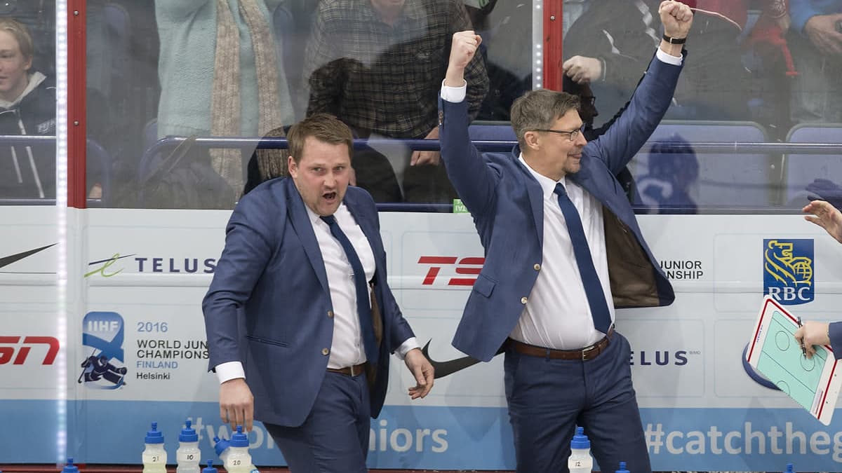 Antti Pennanen ja Jukka Jalonen tuulettavat nuorten MM-kultaa 2016.