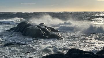 Myrskyinen päivä Utössä. Aallot lyövät rantakiviin. 