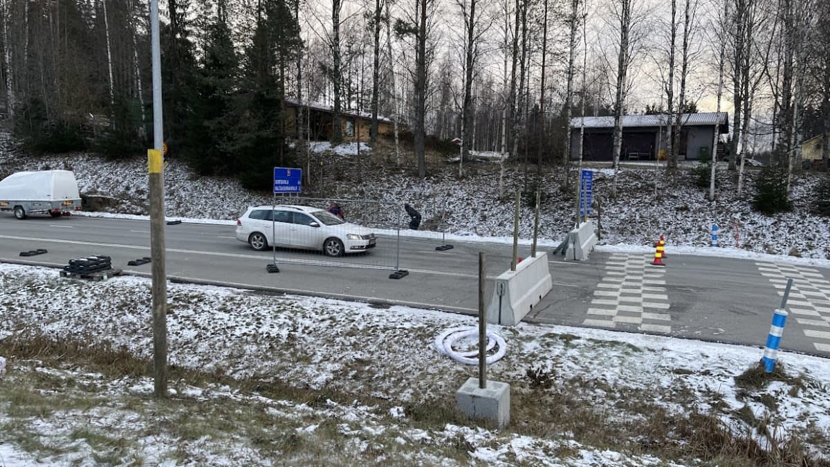 Betoniporsaita autotiellä talvisena päivänä.