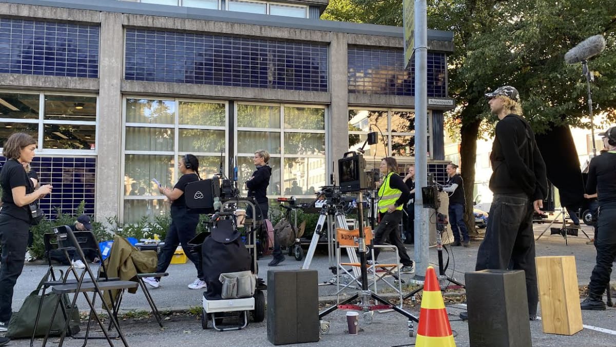 Elokuvaa kuvataan Porissa pääkirjaston edustalla. 