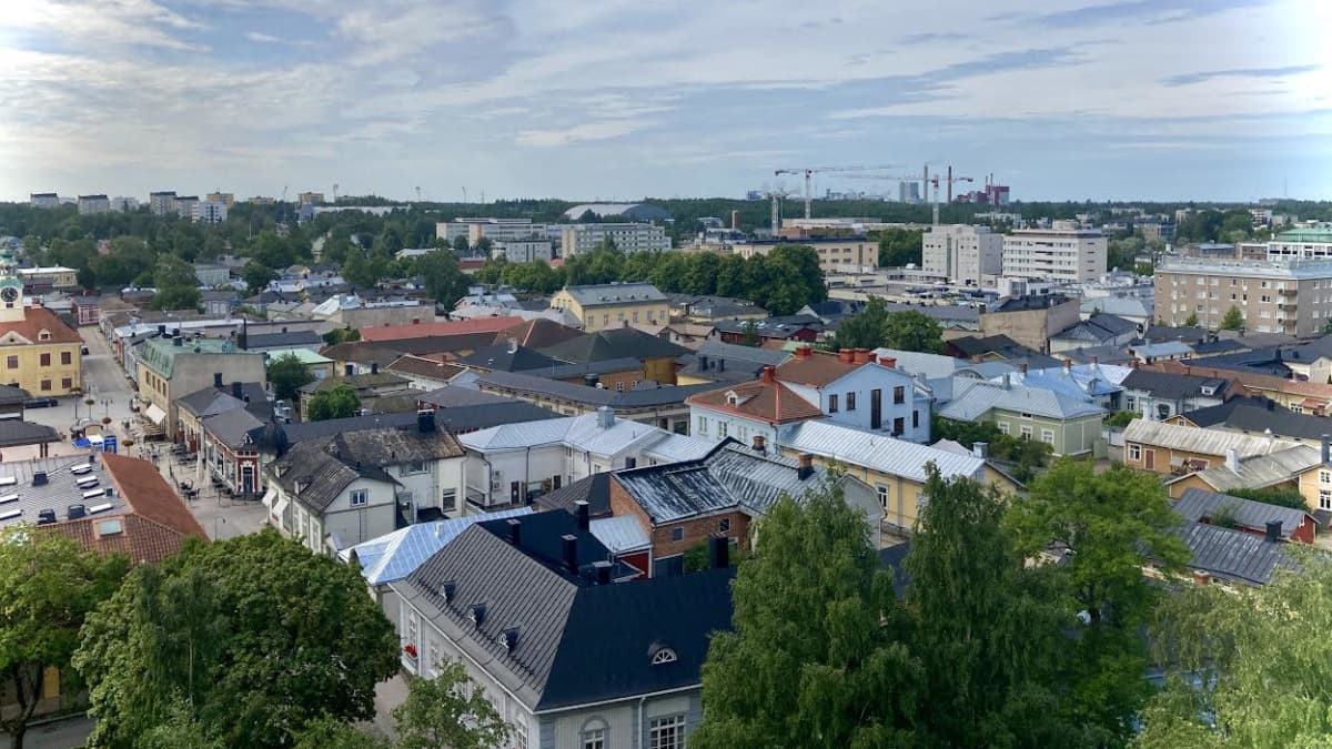 Rauman kaupunki kuvattuna ylhäältä käsin. Taustalla talojen takana nostokurkia.