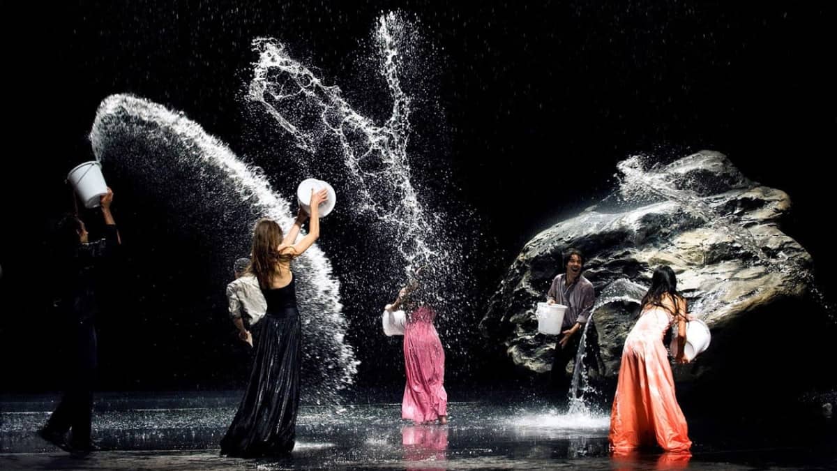 Tanssijat heittävät vettä kaaressa.