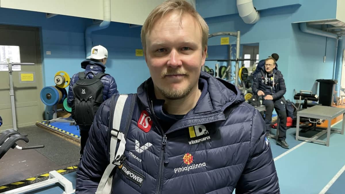 Lauri Hakola katsoo kameraan.
