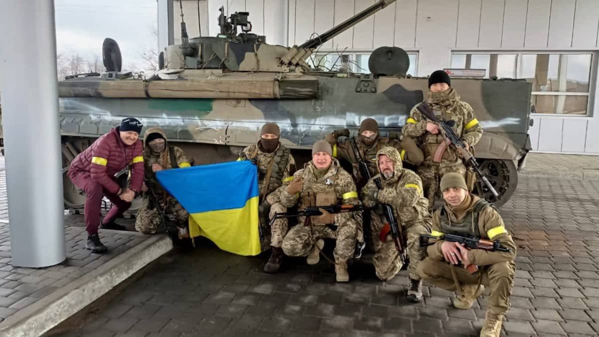 Ukrainalaisia sotilaita joiden takana venäläinen panssarivaunu.
