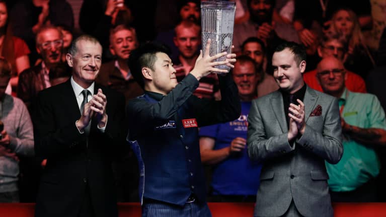 Liang Wenbo juhli English Openin voittoa vuonna 2016. Jatkossa häntä ei enää nähdä ammattilaisympyröissä.
