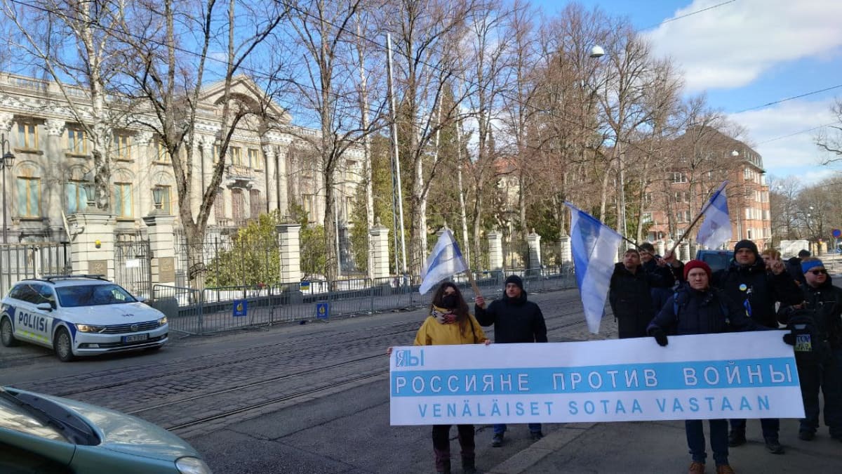  Helsingissä järjestettiin Ukrainan sodan vastaisia mielenosoituksia 2.4.2022. Suomen venäjänkielisten demokraattisen yhteisön ottamat kuvat.