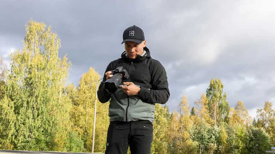  Lauri Vuorinen valokuvaa metsässä.