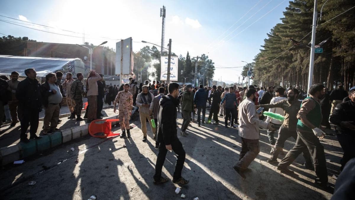 El 3 de enero de 2024 se produjeron dos explosiones en la ciudad de Kerman, Irán, que mataron a unas 100 personas.  