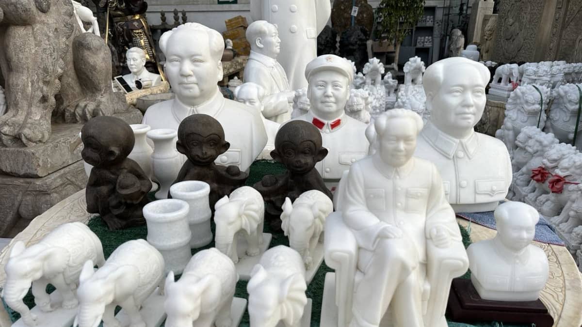 Vaaleita patsaita. Etualalla on puhemies Maota esittäviä patsaita. Myös elfantteja ja apinoita esittäviä patsaita on nostettu esille.