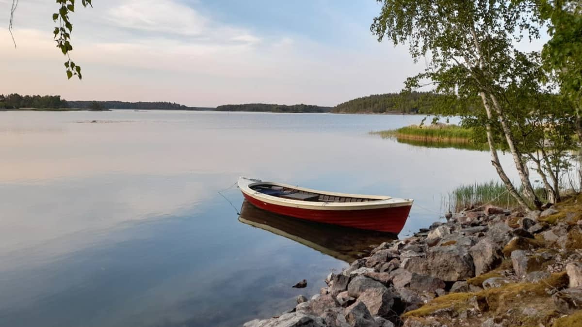 Kuvassa näkyy järvimaisema ja vene.