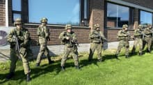 Panssariprikaatin varusmiehiä aseenkäsittelyharjoituksessa Parolannummen varuskunta-alueella.