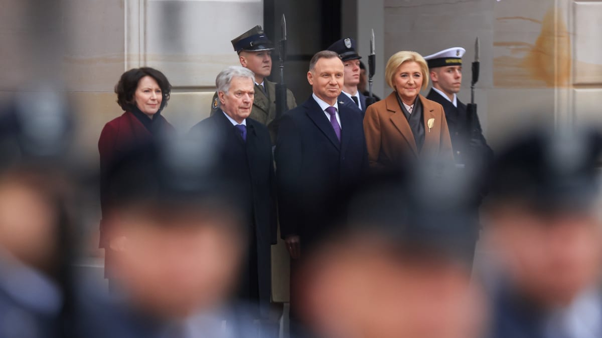 Puolan ja Suomen presidentit puolisoineen osallistuivat Sauli Niinistön virallisen vierailun vastaanottoseremonioihin Varsovassa.