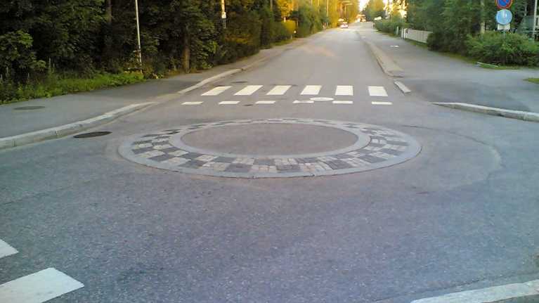 Rondeller kostar bussbolag tusentals euro | Huvudstadsregionen ...