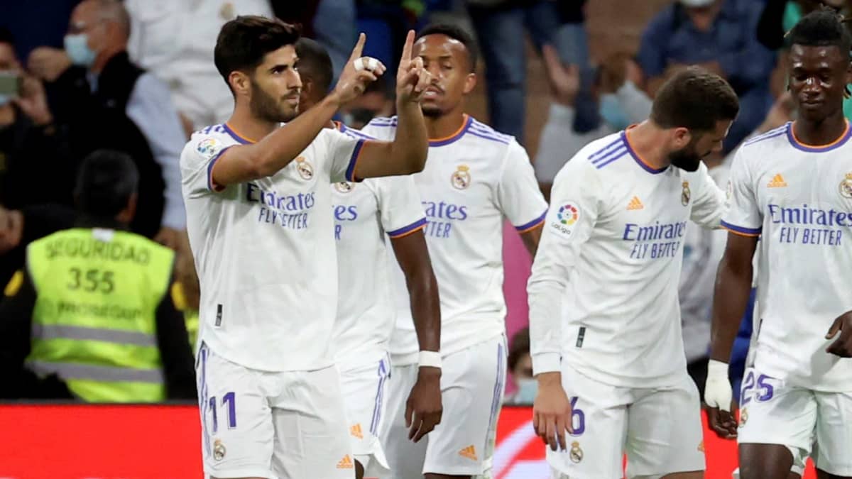 Marco Asensio ja Real Madridin joukkuekaverit juhlivat maalia.