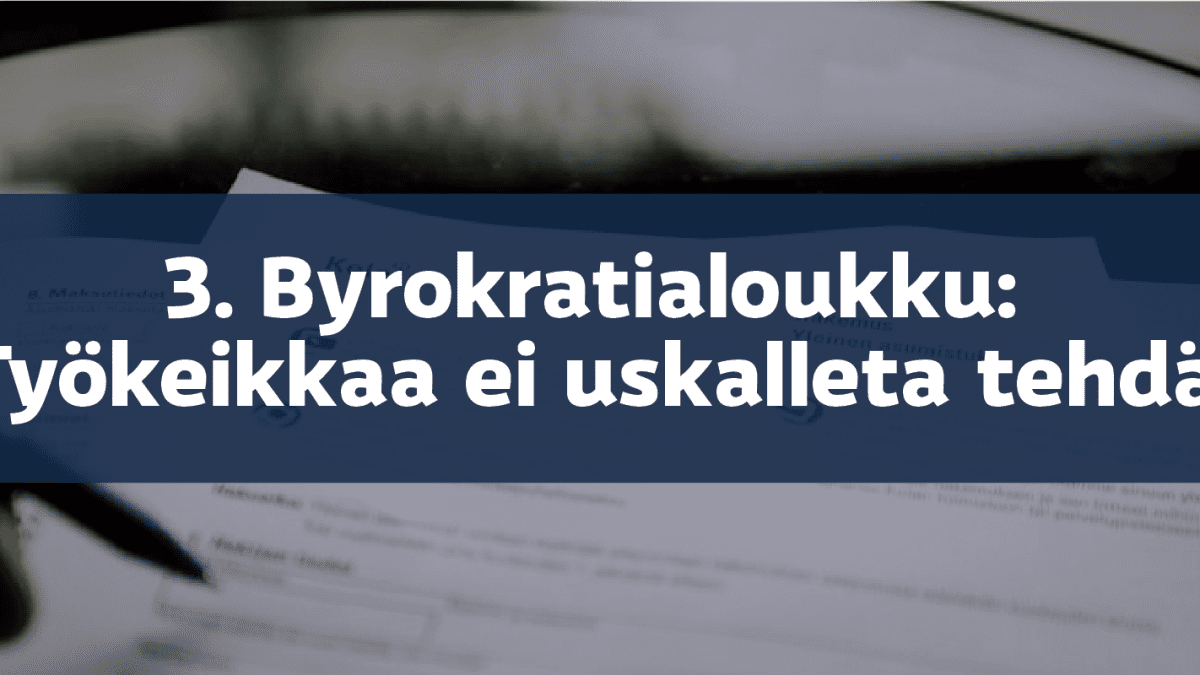 Väliotsikko: Byrokratialoukku: Työkeikkaa ei uskalleta tehdä. Taustalla kuva, jossa ihminen on täyttämässä Kelan lomaketta.