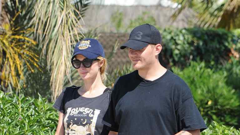Paris Hilton och Chris Zylka går på gatan