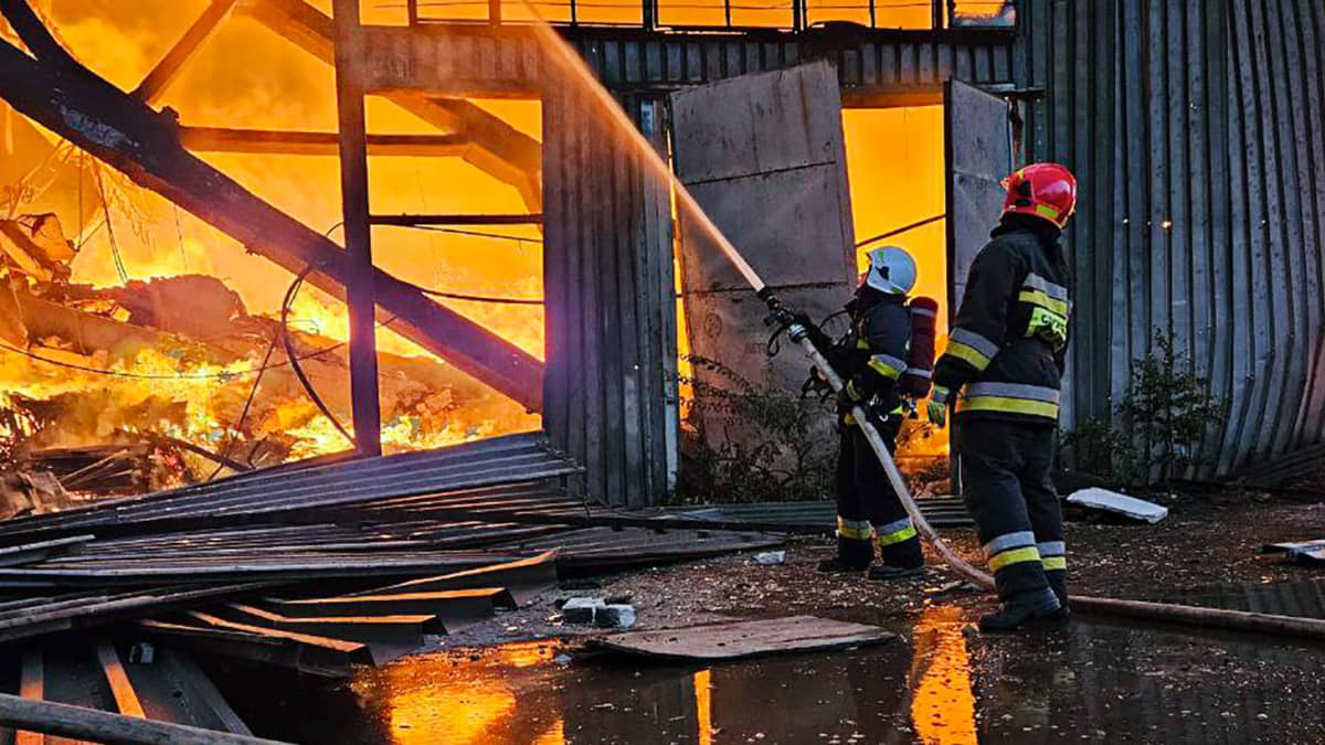 Pelastushenkilöt sammuttamassa tulipaloa Lvivissä Ukrainassa.