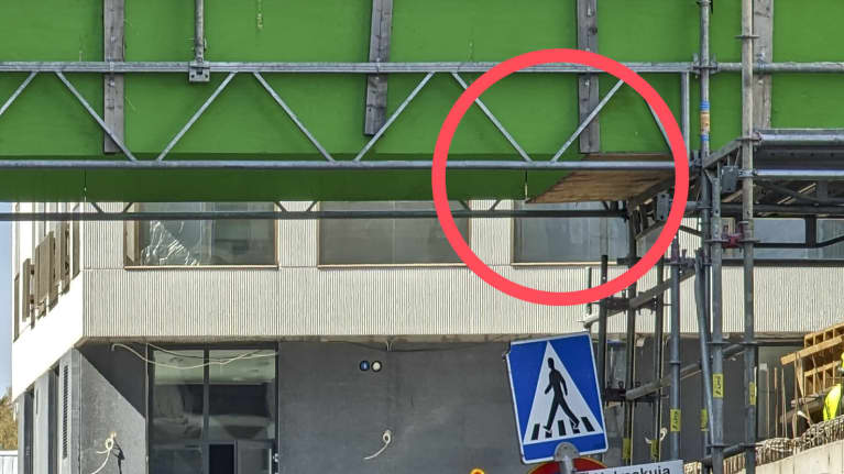 Katkennut vanerilattia ylikulkusillalla. 