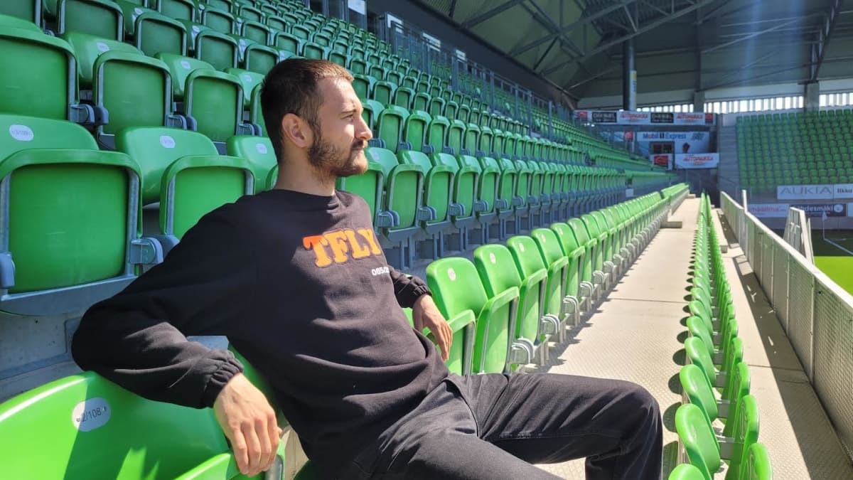 Vaasan palloseuran liigapelaaja Samuli Alanko istuu jalkapallokatsomossa Vaasassa ja katselee kentälle