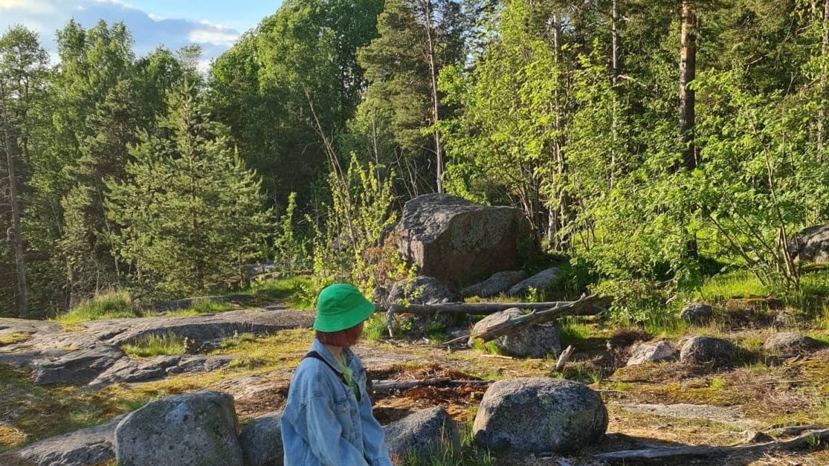tyttö metsassa