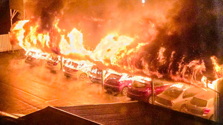 Kahdeksan autoa tulessa autokatoksessa.