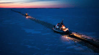 Oululainen satamajäänmurtaja Tuura murtaa ranskalaiselle merentutkimusalus Tara Polar Stationille jäätä Oulussa 3.1.2026.