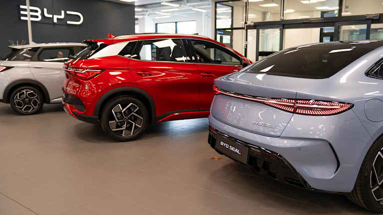 BYD-merkkisiä kiinalaisia sähköautoja Autokeskuksessa Konalassa.