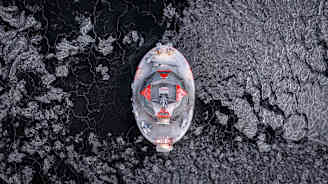 Ranskalainen tutkimusalus Tara Polar Station Oulun edustalla joulukuussa 2025.