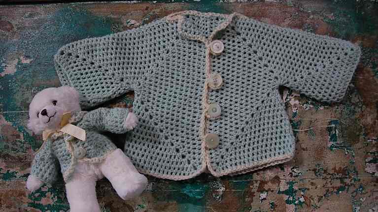 Kahdesta kuusikulmiosta virkattu takki